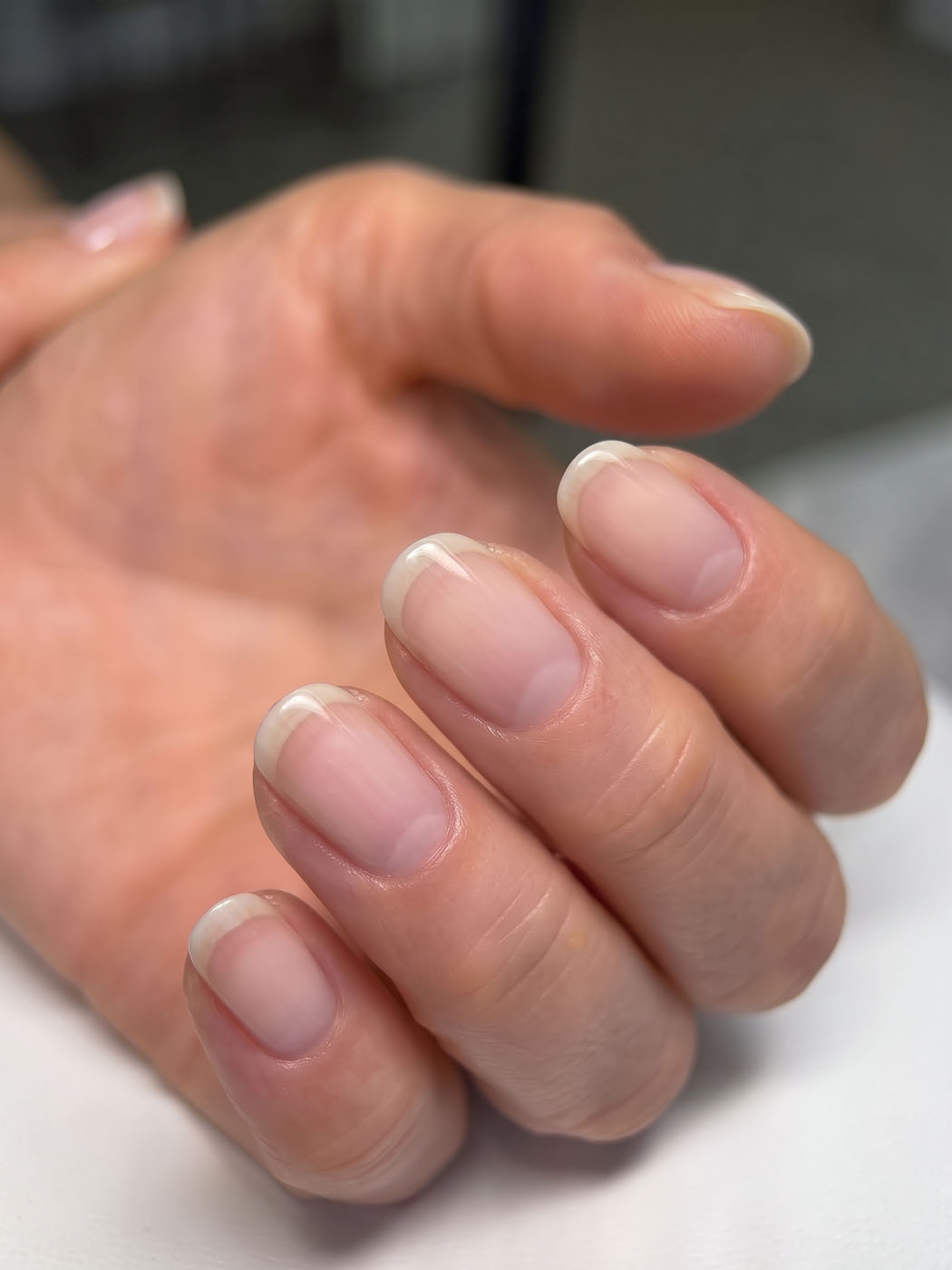 Kurze runde Naturnägel vor der French-Maniküre