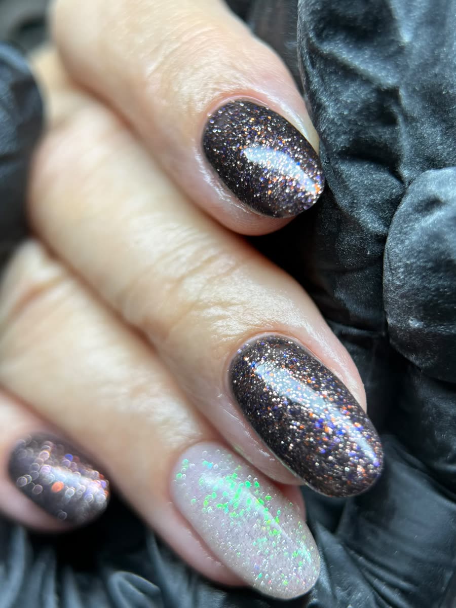 Dunkler Glitzer-Shellac mit einem Perlmutt-Akzentnagel