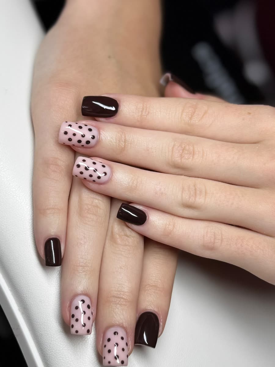 Schokobraune Nägel und Nude mit Punktemuster