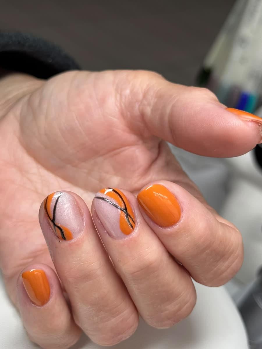 Orange Nägel mit feinen schwarzen Linien