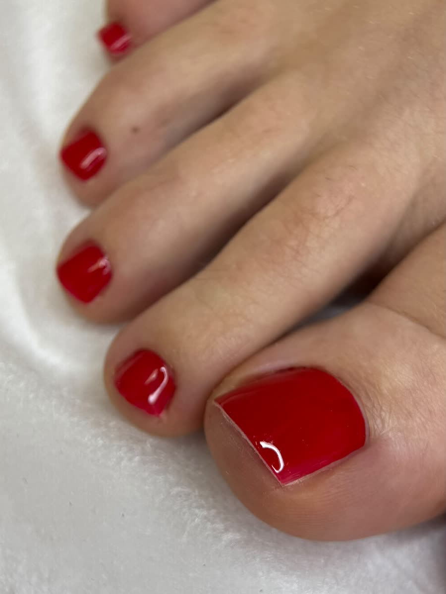 Pediküre mit rotem Shellac